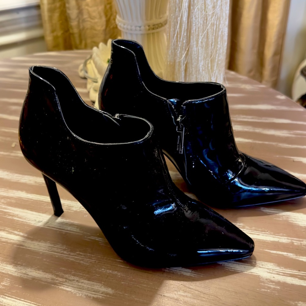 Nib Michael Kors size 6 1/2 bootie with zipper